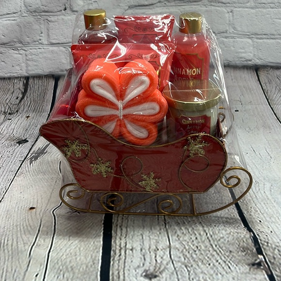 Body & Earth Cinnamon Apple Bath Set NWT. - Picture 2 of 8
